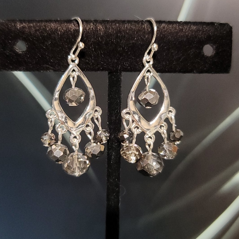 🌞NWT Black, white & Silver Bead Drop Earrings